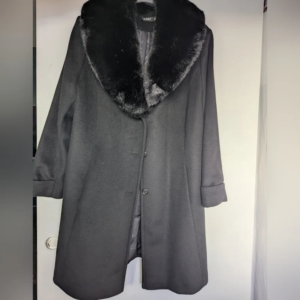 Elegant Black Coat with Faux Fur Collar - Picture 3 of 10